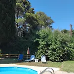 Georgina Apartments-pool-river