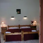 Georgina Apartments-pool-river Lejlighedshotel 3*