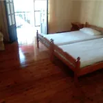 Georgina Apartments-pool-river Mesongí