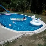 Georgina Apartments-pool-river Mesongí