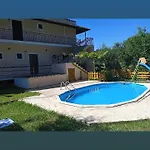 Georgina Apartments-pool-river شقة فندقية