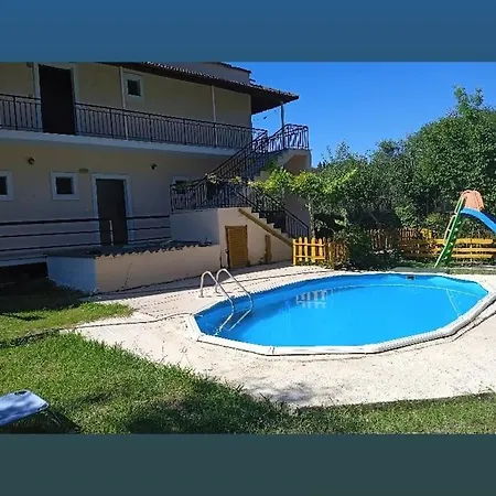 Georgina Apartments-pool-river Aparthotel