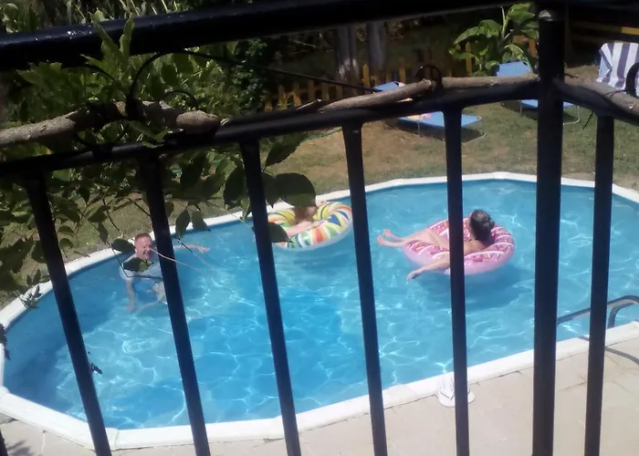 Georgina Apartments-pool-river Mesongí