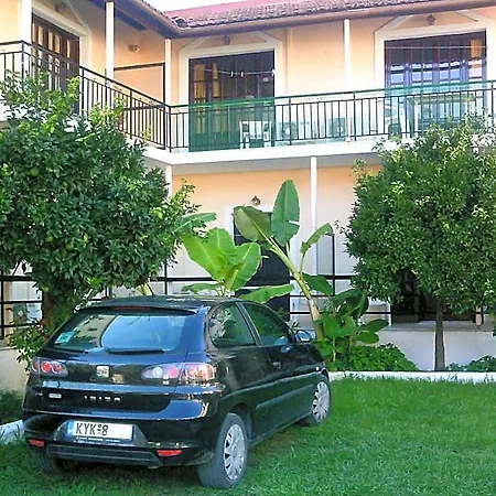 Georgina Apartments-pool-river 公寓式酒店