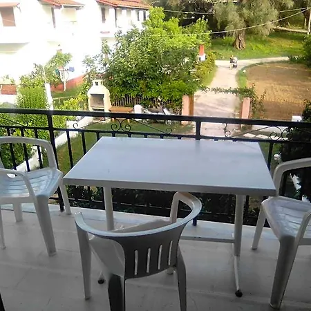Georgina Apartments-pool-river 公寓式酒店