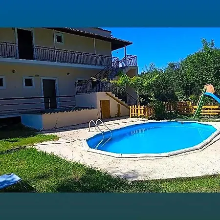 Georgina Apartments-pool-river 公寓式酒店