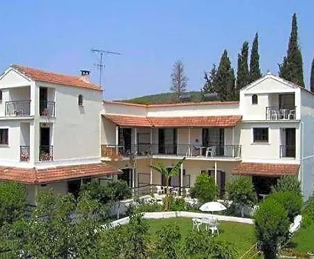 Georgina Apartments-pool-river Mesongí