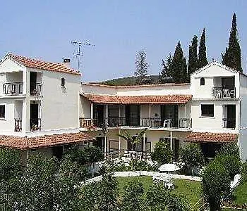 Georgina Apartments-pool-river Mesongí