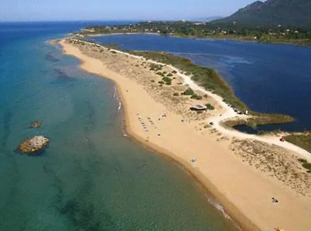 Georgina Apartments-pool-river-sea 5' 3* Mesongí