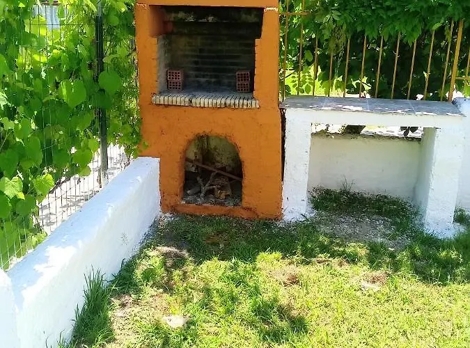 Georgina Apartments-pool-river-sleeps 20 Апарт-отель