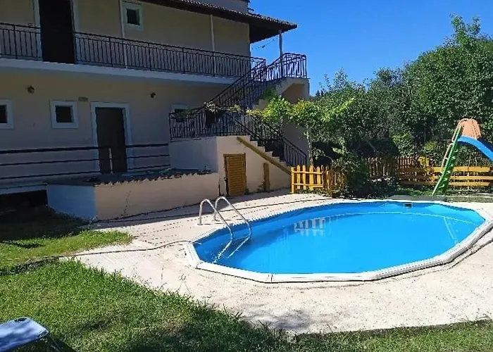 Georgina Apartments-pool-river Aparthotel