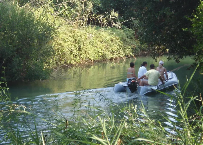 Georgina Apartments-pool-river Mesongí