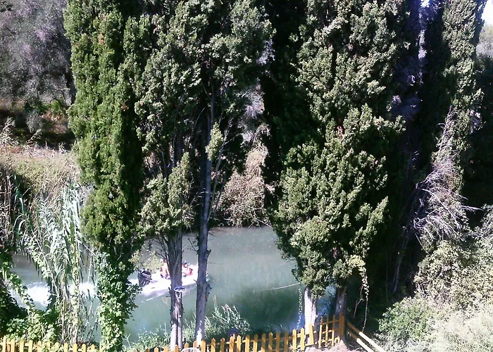 Georgina Apartments-pool-river Aparthotel