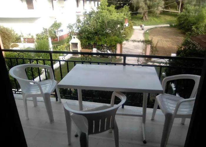 Aparthotel Georgina Apartments-pool-river Mesongí