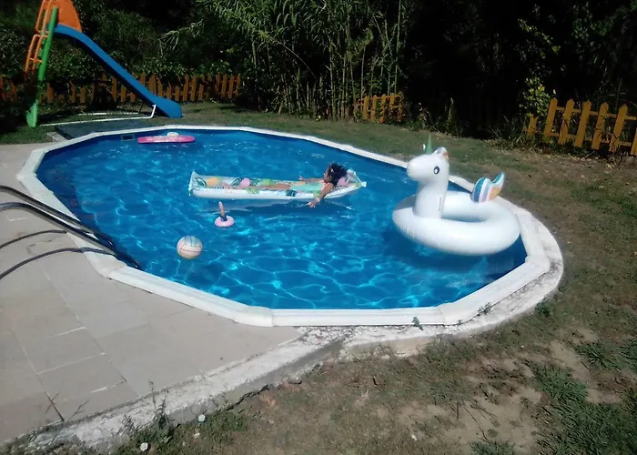 Georgina Apartments-pool-river Mesongí