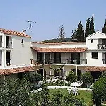 Georgina Apartments-pool-river 梅松吉