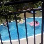 Georgina Apartments-pool-river 梅松吉