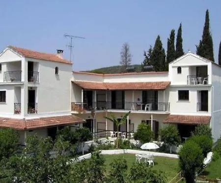 מלון דירות Georgina Apartments-pool-river