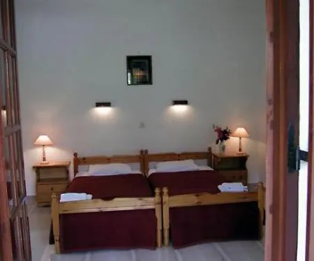 Georgina Apartments-pool-river מלון דירות 3*