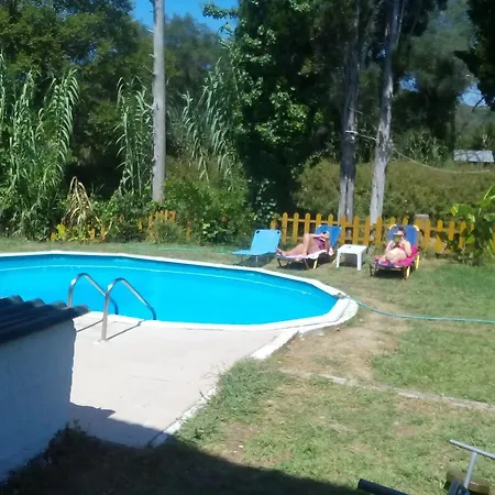 מלון דירות Georgina Apartments-pool-river 3*