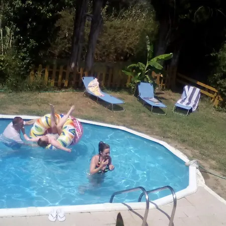 Georgina Apartments-pool-river מלון דירות 3*