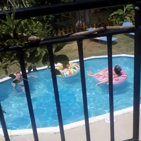 Georgina Apartments-pool-river Mesongí