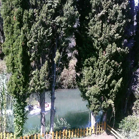 Georgina Apartments-pool-river 公寓式酒店