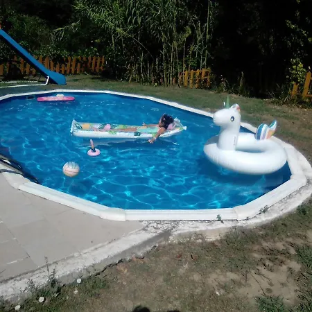 Georgina Apartments-pool-river מסונגי