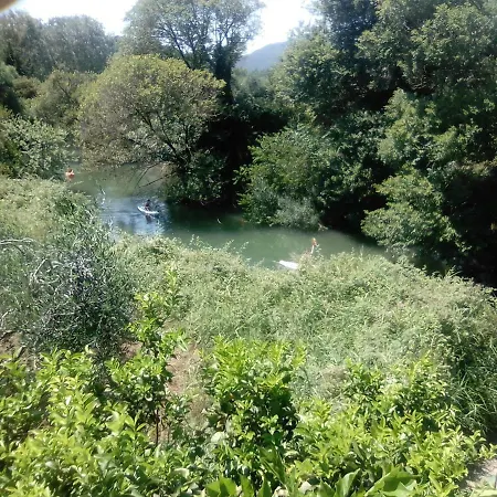 מלון דירות Georgina Apartments-pool-river 3*